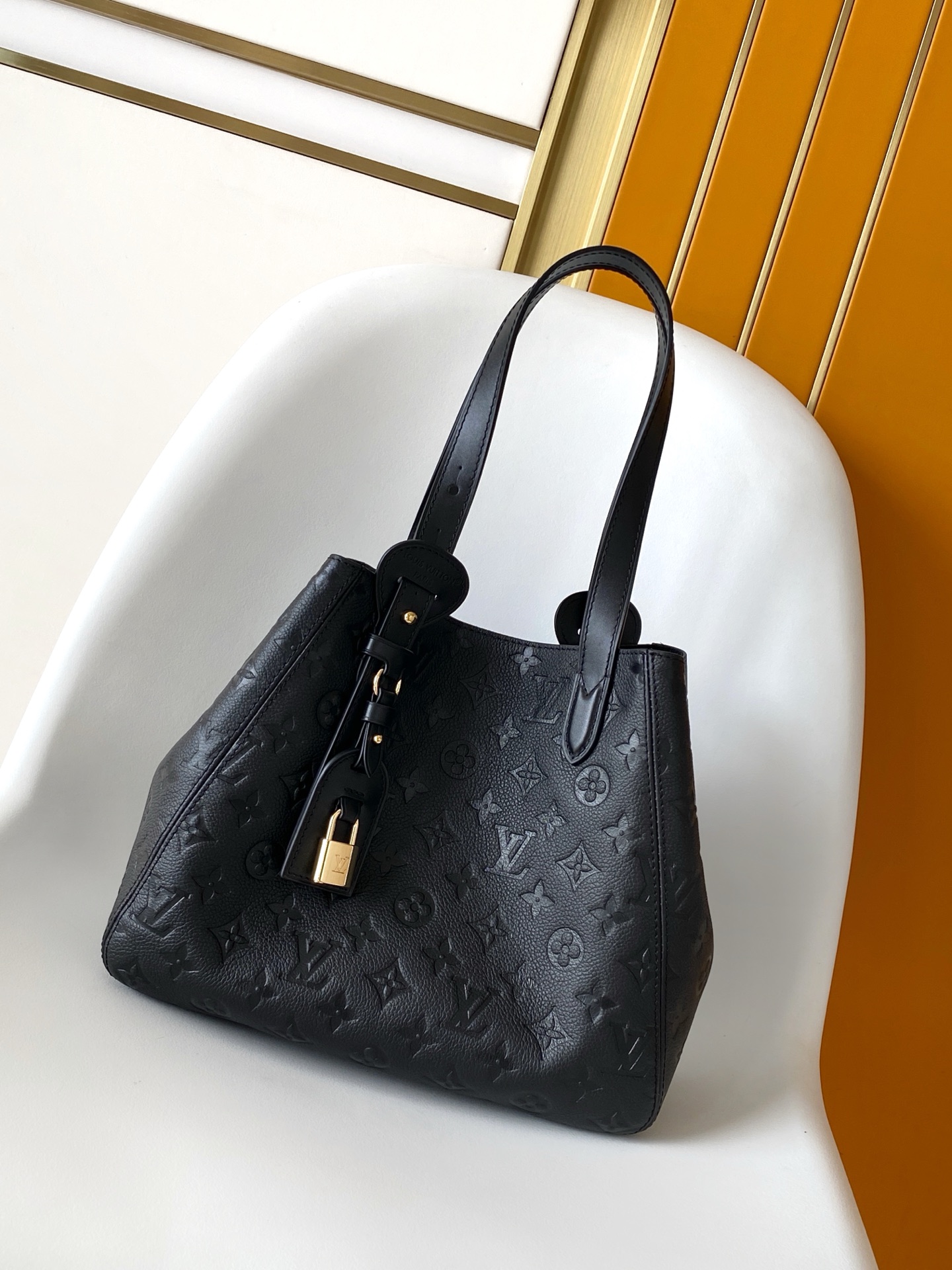 Louis Vuitton LV Classic Handbag Premium Canvas Model M15269 LV Logo Detail Weekend Getaway Premium Quality